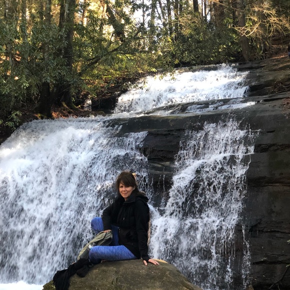 MEET THE POSHER 🤗 - Picture 2 of 5